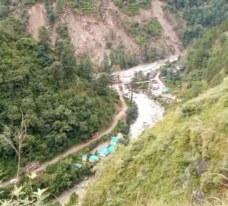 Summer Express - भारी भूस्खलन से बंदल गांव में हाहाकार, 28 घर खाली – ग्रामीण बेघर, सड़क–बिजली–पानी ठप