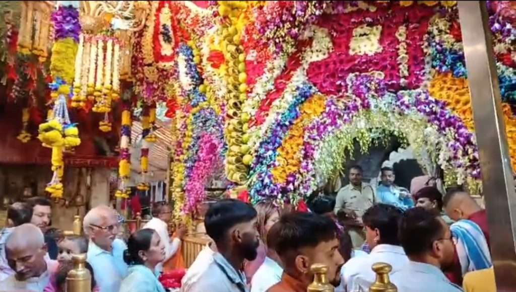 Summer Express - चिंतपूर्णी धाम में शारदीय नवरात्रि पर उमड़ी श्रद्धालुओं की भीड़, लंबी कतारों में घंटों इंतजार