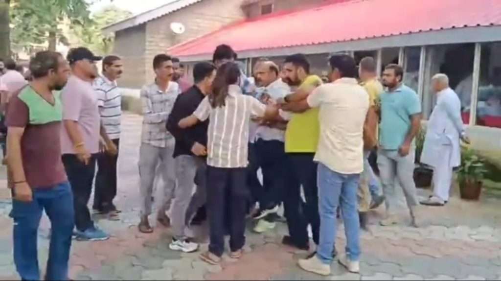 Summer Express - हमीरपुर में कांग्रेस बैठक में हंगामा…कार्यकर्ताओं के बीच धक्का-मुक्की