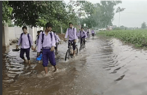 Summer Express - पंचायत मंत्री के गांव पास ही पानी में डूबे छात्र