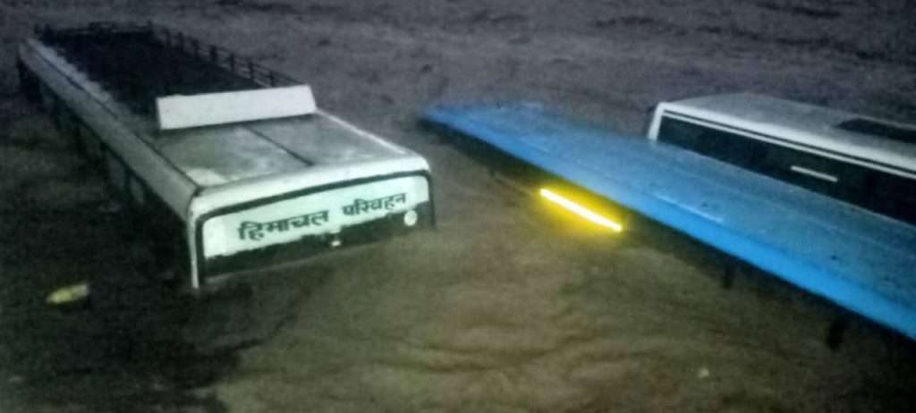 Summer Express - मंडी में बारिश का कहर, सोन खड्ड ने मचाई तबाही ..कई वाहन बहे, रातभर चला रेस्क्यू ऑपरेशन