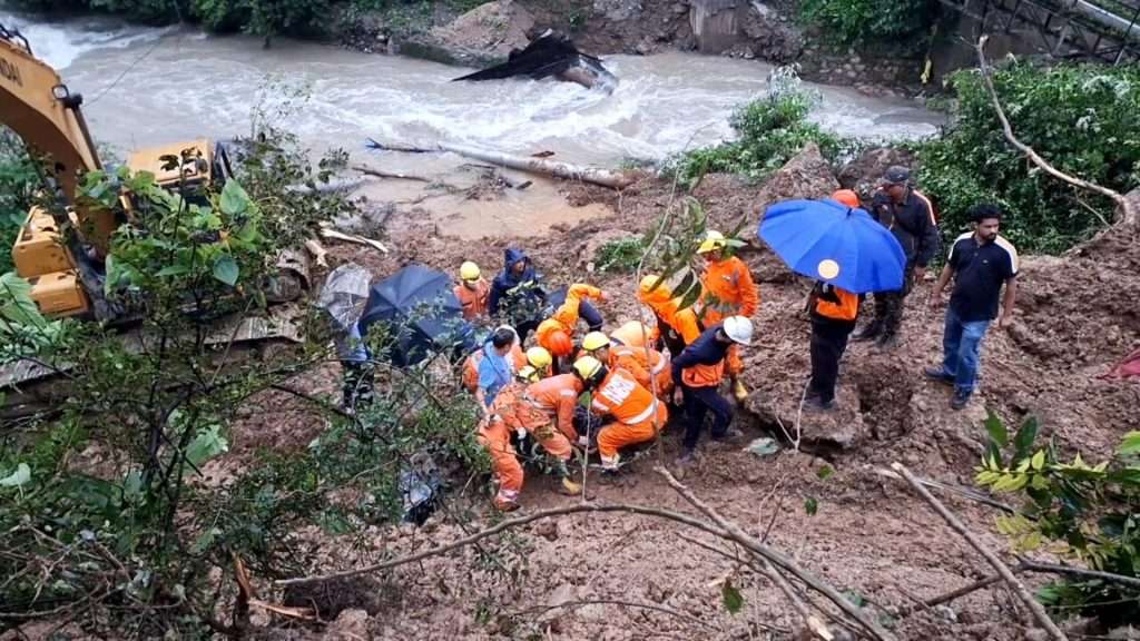 Summer Express - हिमाचल में 1638 सड़कें बंद, भरमौर में मशीनरी एयरलिफ्ट कर बहाली की तैयारी