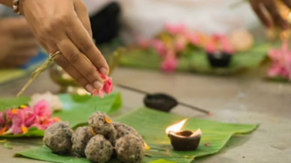 Summer Express - पितृपक्ष की शुरुआत: पूर्वजों के आशीर्वाद के लिए श्राद्ध, तर्पण और दान का महत्व