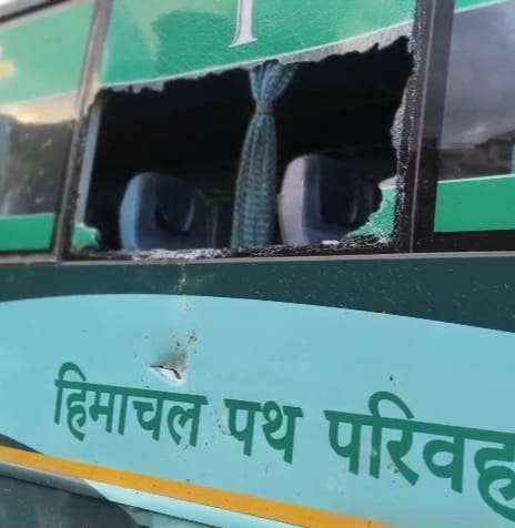 Summer Express - चलती बस पर गिरी चट्टान, बच्ची गंभीर घायल…चंडीगढ़-मनाली NH पर झीड़ी के पास हादसा