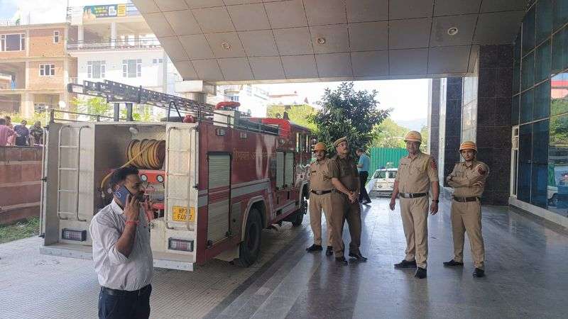 Summer Express - नेरचौक मेडिकल कॉलेज में बम की अफवाह से मचा हड़कंप, पुलिस ने खाली कराया परिसर