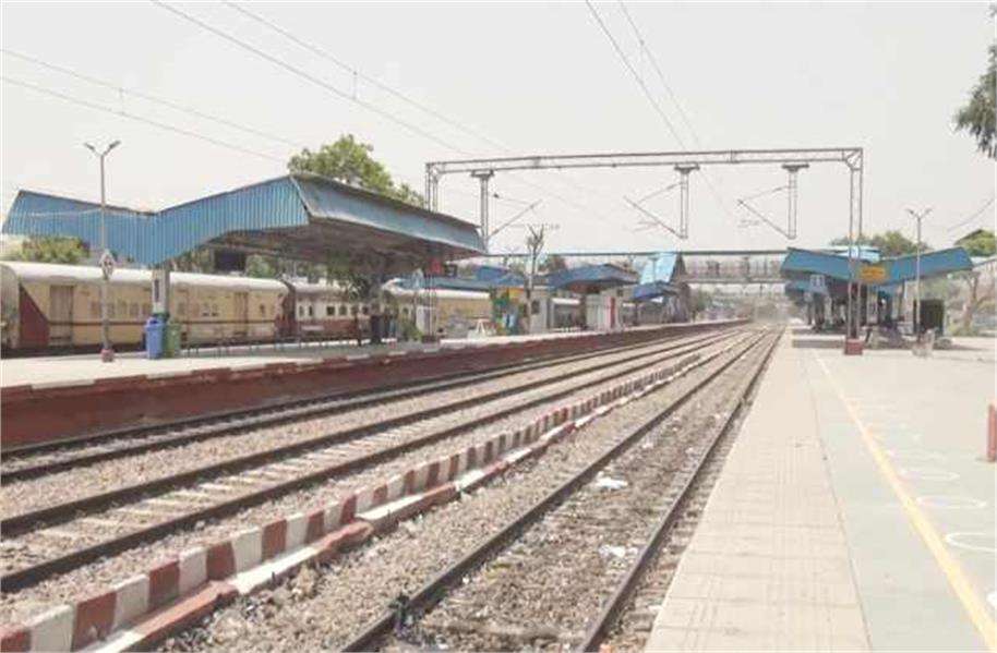 Summer Express - मालगाड़ी के सामने कूदे भट्ठा संचालक, रहस्य में मौत