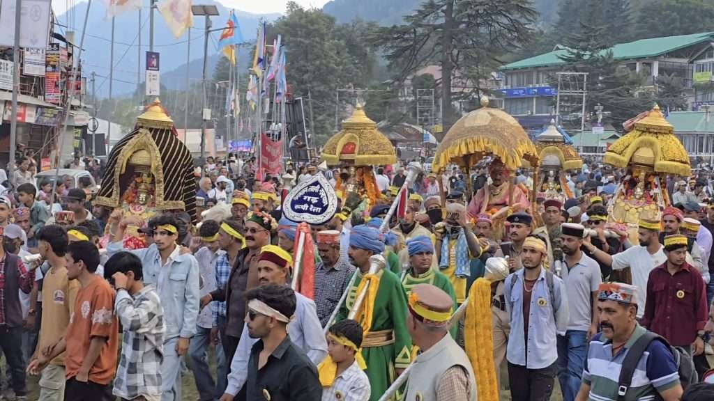 Summer Express - अंतरराष्ट्रीय कुल्लू दशहरा में देव संस्कृति की झलक — शाही ठाठ में निकली भगवान नरसिंह की ऐतिहासिक जलेब