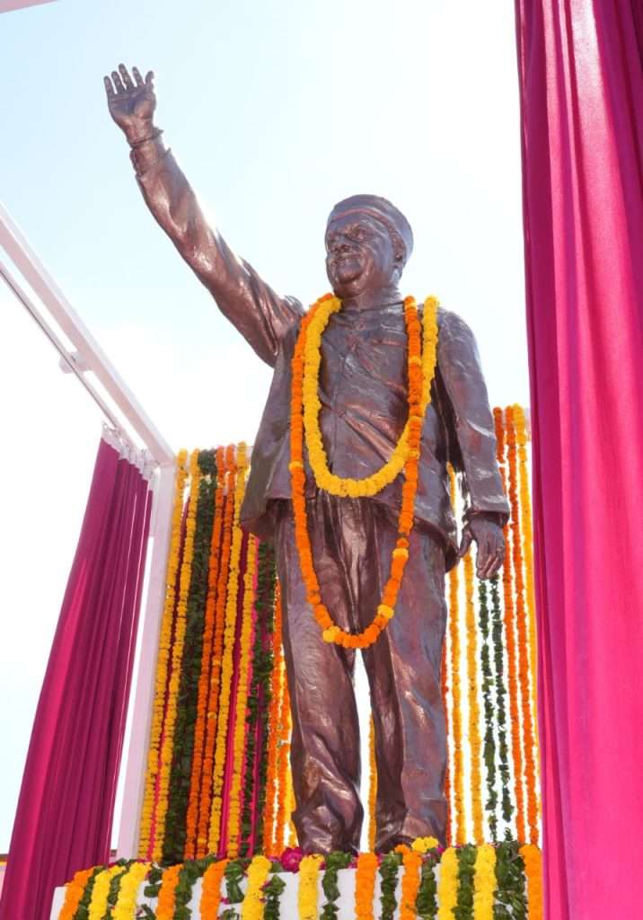 Summer Express - सोनिया गांधी ने वीरभद्र सिंह की प्रतिमा का किया अनावरण, हजारों लोगों ने दी श्रद्धांजलि