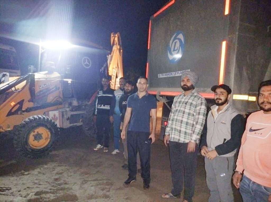 Summer Express - स्वा नदी में अवैध खनन पर ऊना पुलिस का शिकंजा, एसपी की अगुवाई में छापा 
