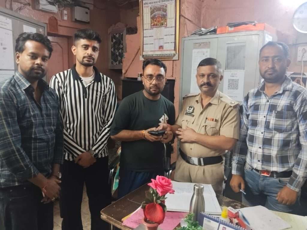 Summer Express - ईमानदारी की मिसाल…25 हजार रुपये वाला खोया पर्स होमगार्ड इंचार्ज ओ.पी. चौहान ने लौटाया