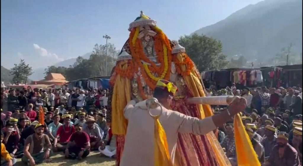 Summer Express - आखिर श्रद्धालुओं की आस्था के चलते 365 साल बाद ढालपुर पहुंचे देवता कुई कांडा नाग