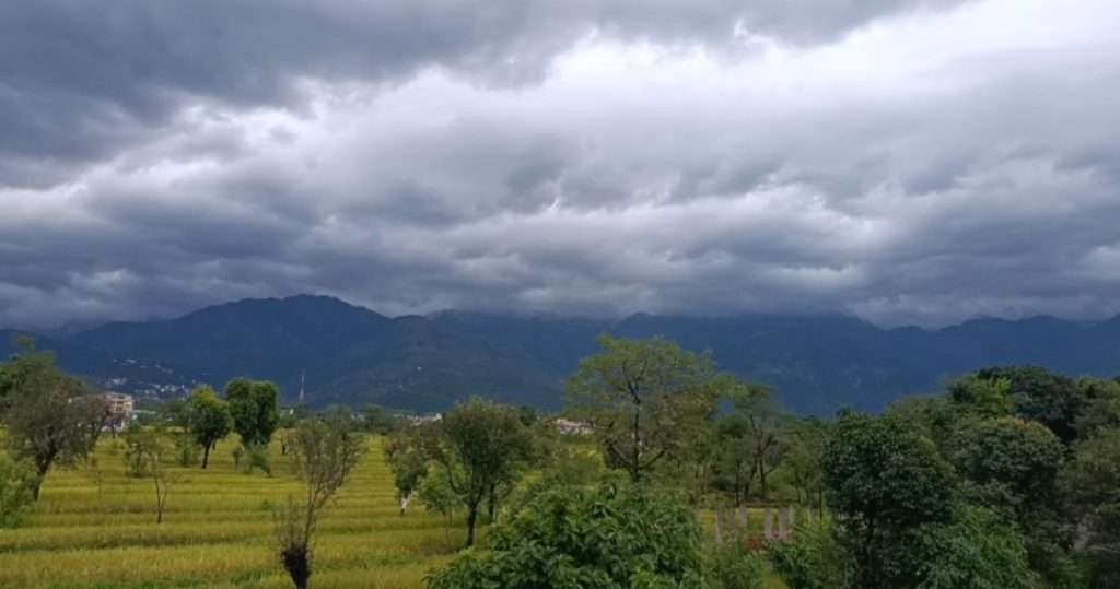 Summer Express - धर्मशाला में मौसम ने बदली करवट, धौलाधार पर बर्फबारी से बढ़ी ठंड