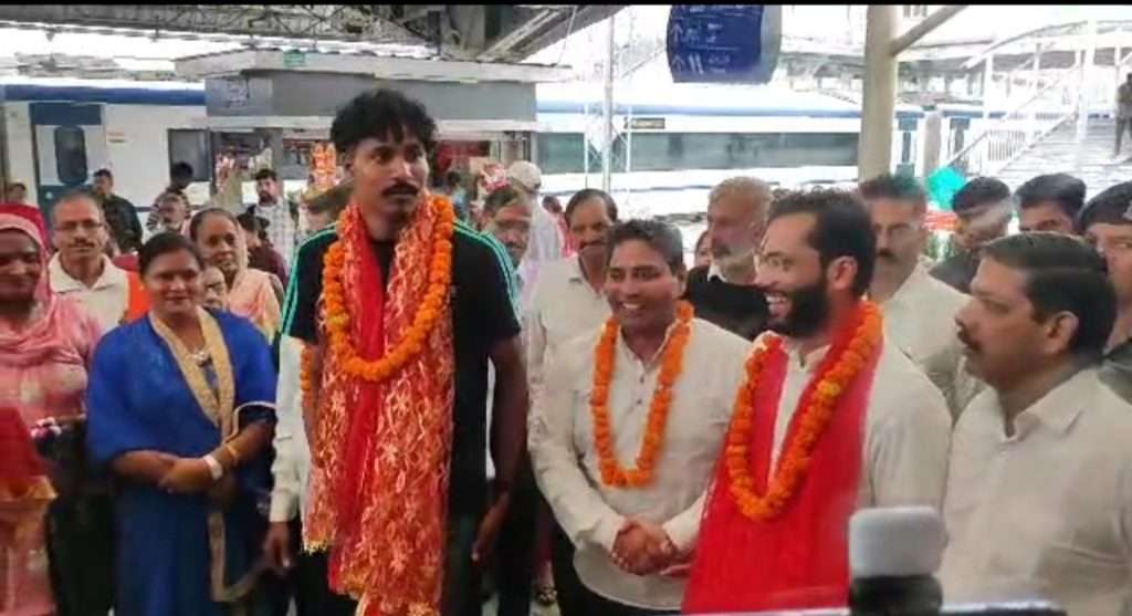 Summer Express - पैरा एथलीट निषाद कुमार का भव्य स्वागत.. पैरा वर्ल्ड चैंपियनशिप 2025 में जीता स्वर्ण पदक