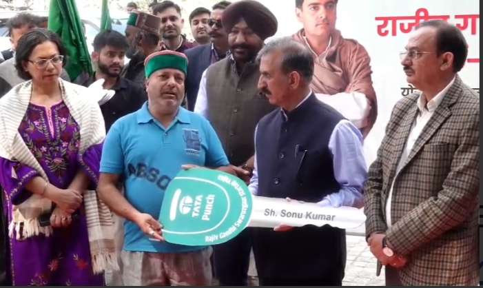 Summer Express - CM सुक्खू ने ई-टैक्सियों को दिखाई हरी झंडी बोले,HRTC में रेशनलाइज़ेशन की जरूरत 