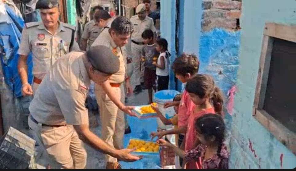 Summer Express - अंबाला पुलिस ने झुग्गी-झोपड़ियों और वृद्धाश्रम में मनाई दिवाली, बांटी खुशियां और मिठाइयां