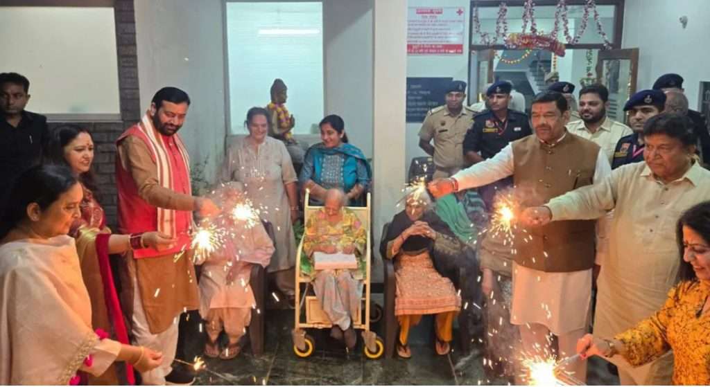 Summer Express - मुख्यमंत्री सैनी ने वृद्धाश्रम में बुजुर्गों संग मनाया दीपोत्सव