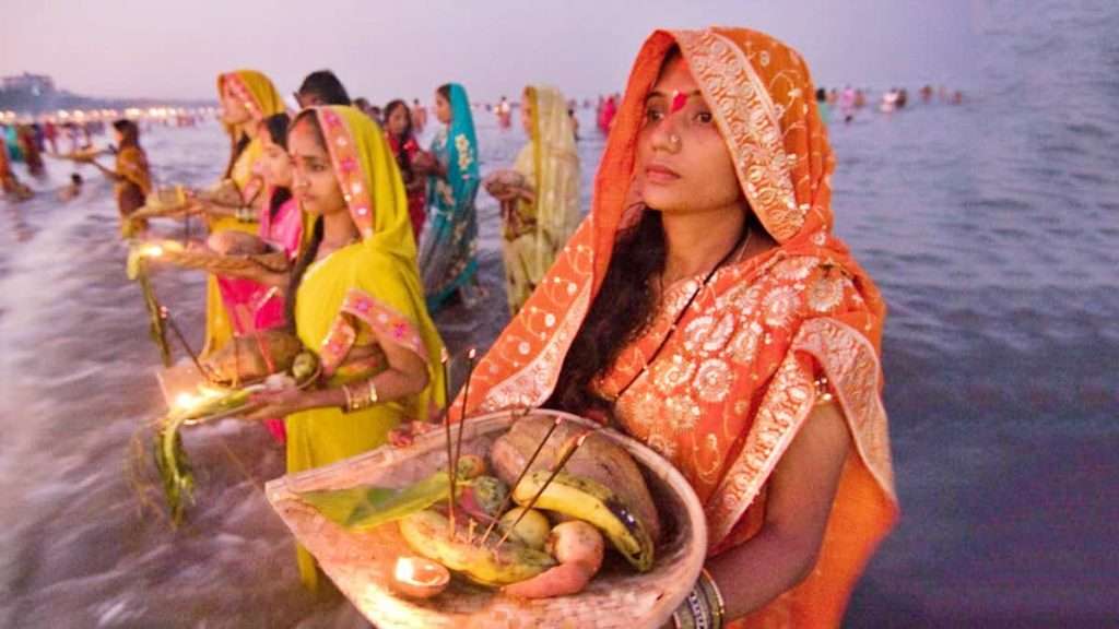 Summer Express - छठ पूजा में नाक से मांग तक सिंदूर लगाने की परंपरा: धार्मिक और वैज्ञानिक महत्व