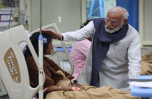Summer Express - PM मोदी पहुंचे LNJP अस्पताल, दिल्ली ब्लास्ट घायलों से की मुलाकात