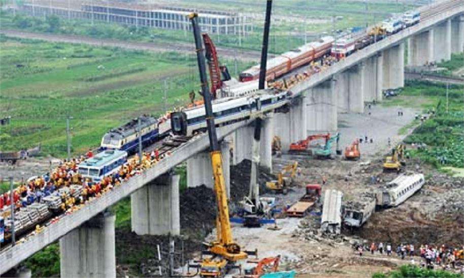 Summer Express - चीन में भयानक रेल दुर्घटना, ट्रैक पर काम कर रही टीम को रौंदा