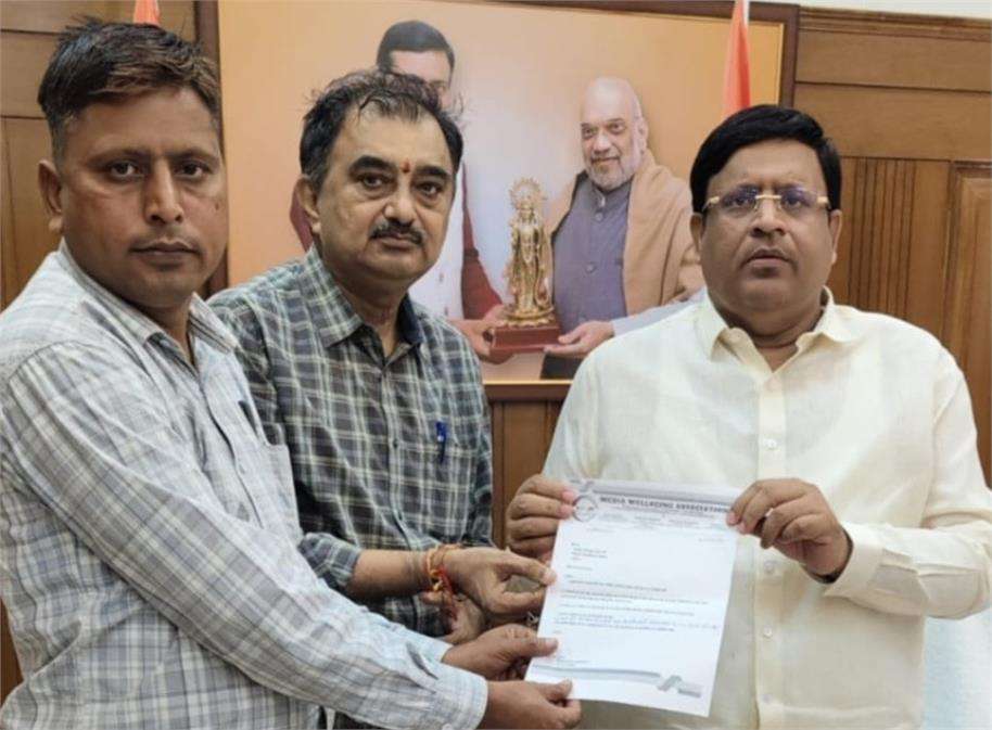 Summer Express - पत्रकारों की मांगों पर गंभीर हुए विपुल गोयल, MWB ने सौंपा ज्ञापन