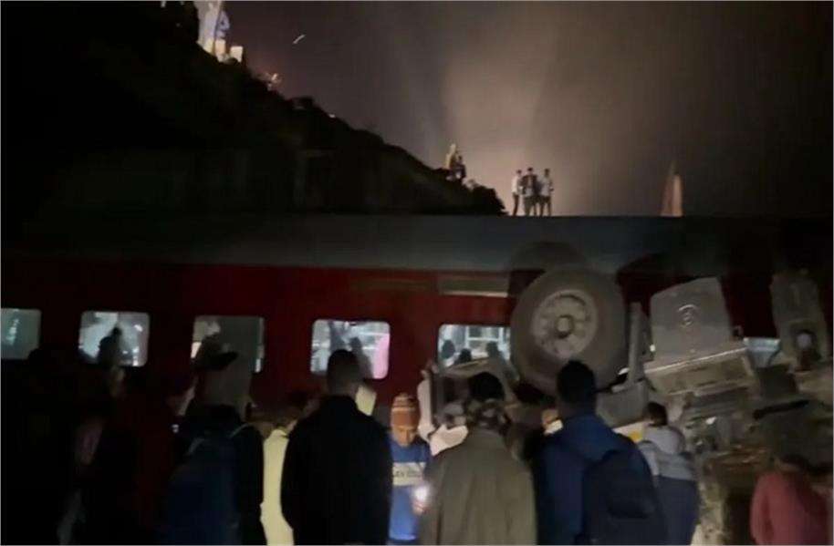 Summer Express - बाराबंकी में बड़ा हादसा टला, पुल तोड़कर रेलवे ट्रैक पर गिरा डंपर