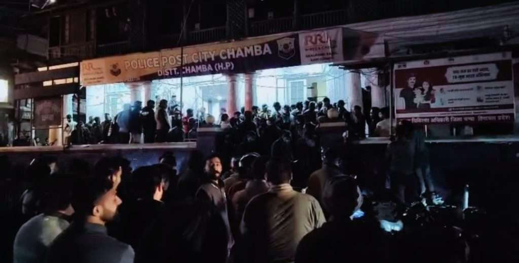 Summer Express - चंबा में दो गुटों के बीच भिड़ंत से तनाव, दो घायल,पुलिस चौकी के बाहर देर रात तक प्रदर्शन