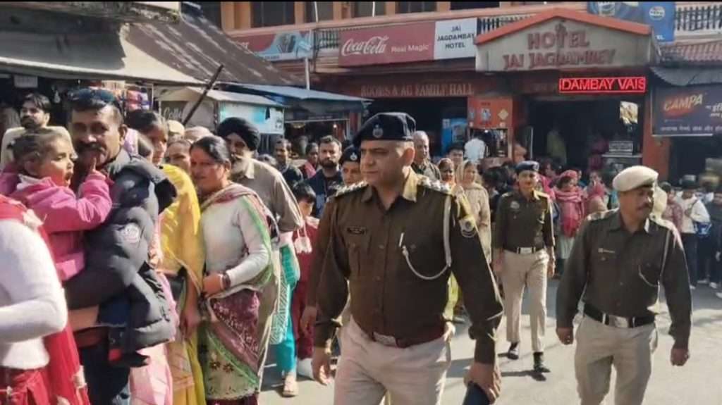 Summer Express - रविवार को चिंतपूर्णी मंदिर में उमड़ा भक्तों का सैलाब, थाना प्रभारी जयराम शर्मा ने संभाली व्यवस्था