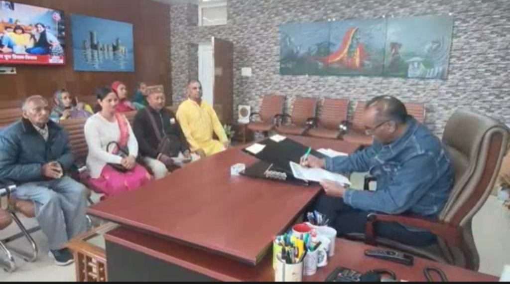 Summer Express - पुलिस मैदान का पानी एक जगह चैनल करने पर भड़के ग्रामीण, कहा—घरों और भूमि पर बढ़ेगा खतरा, डीसी को सौंपा ज्ञापन