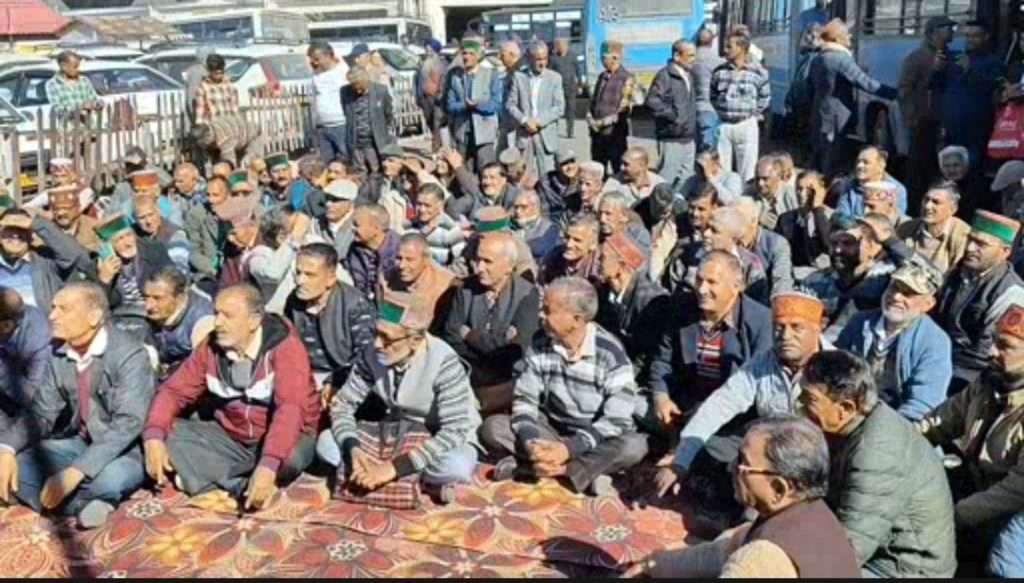 Summer Express - एचआरटीसी पेंशनरों ने शिमला पुराने बस स्टैंड पर किया प्रदर्शन.. विधानसभा घेराव का ऐलान