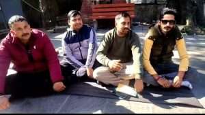 Summer Express - चंबा में एएसपी लखनपाल के तबादले पर स्थानीय लोगों ने जताया विरोध, डीसी कार्यालय के बाहर दिया धरना 