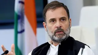 Summer Express - राहुल गांधी पर संस्थाओं को बदनाम करने का 272 अफसरों का आरोप