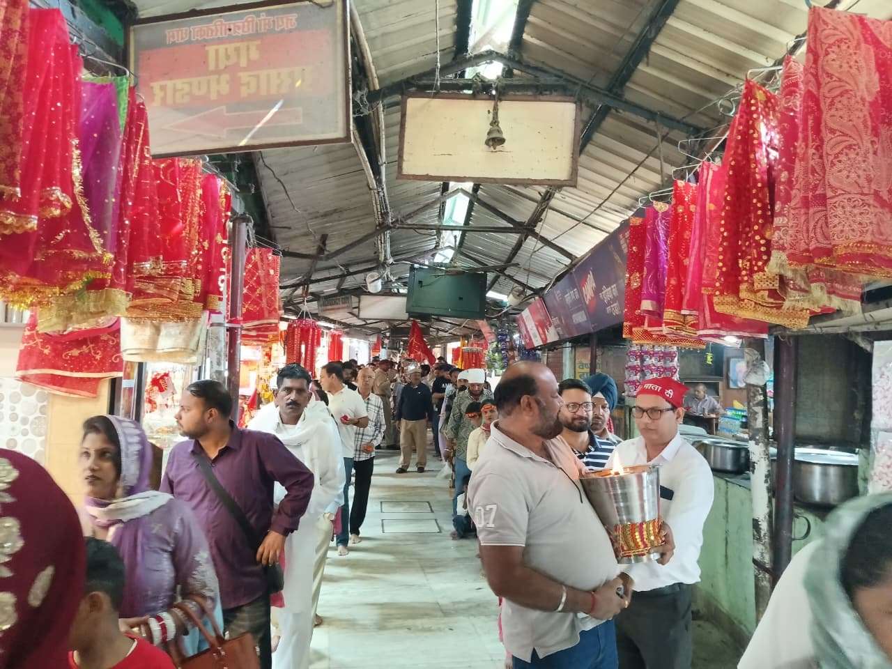 Summer Express - चिंतपूर्णी में उमड़ा भक्तों का सैलाब, मंदिर न्यास की कड़ी सुरक्षा व्यवस्था