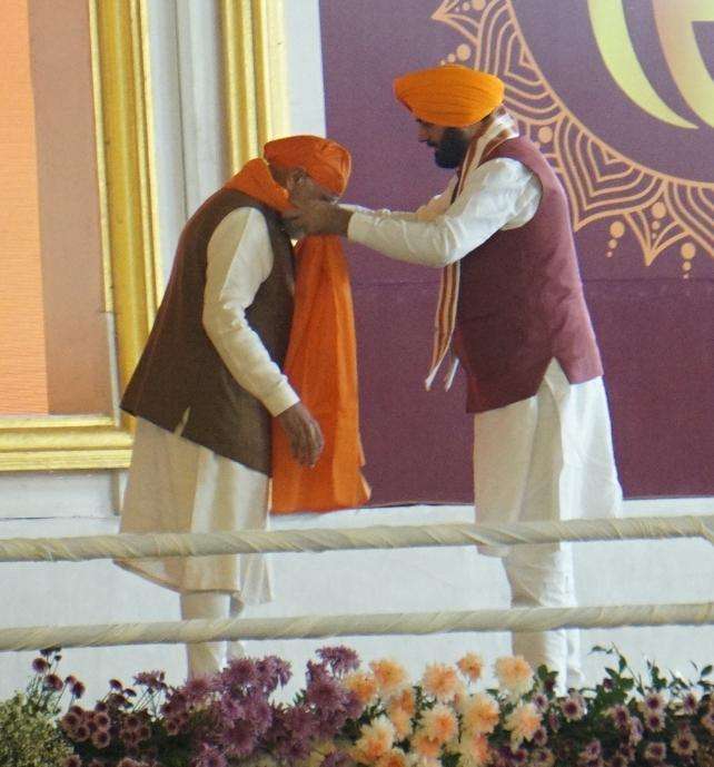 Summer Express - हरियाणा में पीएम मोदी ने गुरु तेग बहादुर की 350वीं शहादत पर श्रद्धांजलि दी