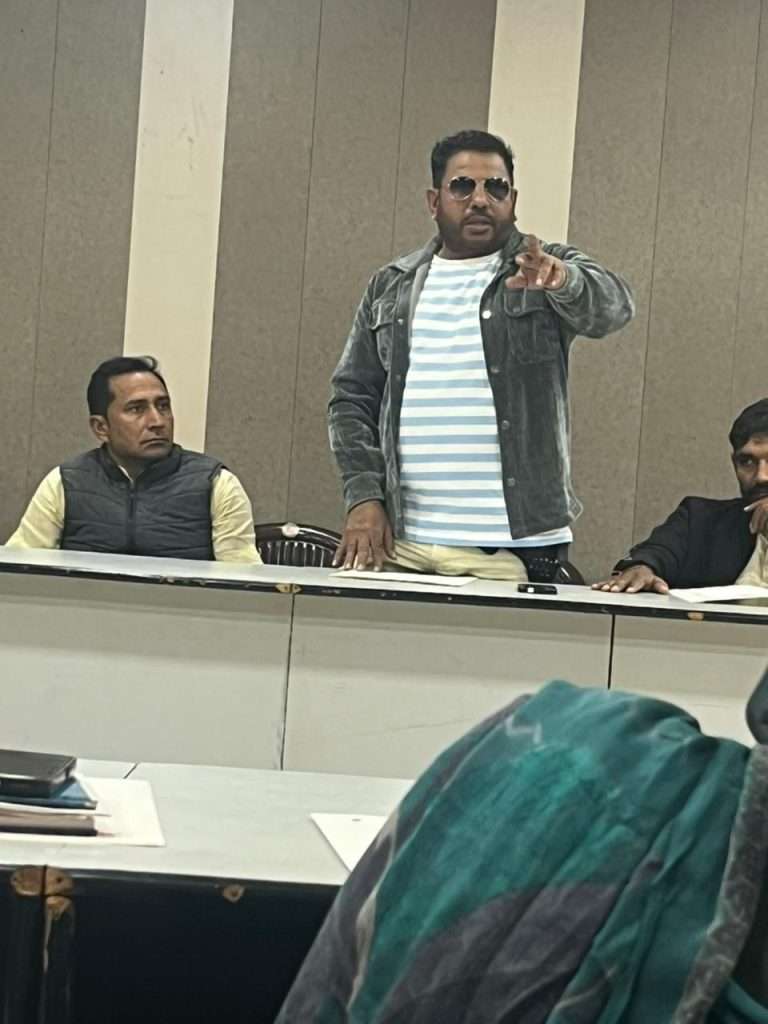 Summer Express - पिस्तौल लेकर बैठक में पहुंचे उपाध्यक्ष प्रतिनिधि, वीडियो सोशल मीडिया पर वायरल