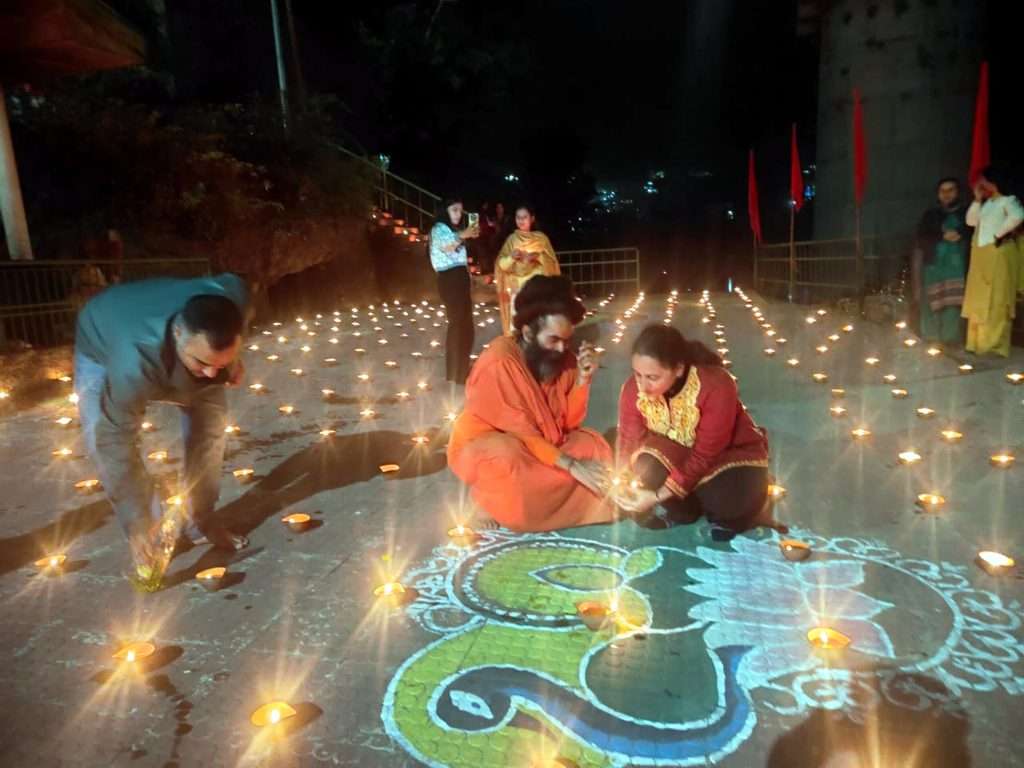 Summer Express - 1500 दीयों से जगमग हुई छोटी काशी — ब्यास तट पर भव्य रूप से मनाई गई देव दीपावली