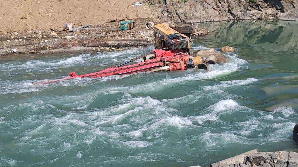 Summer Express - ब्यास नदी में पाइलिंग मशीन पलटी, ऑपरेटर तेज बहाव में लापता—SDRF का सर्च ऑपरेशन जारी