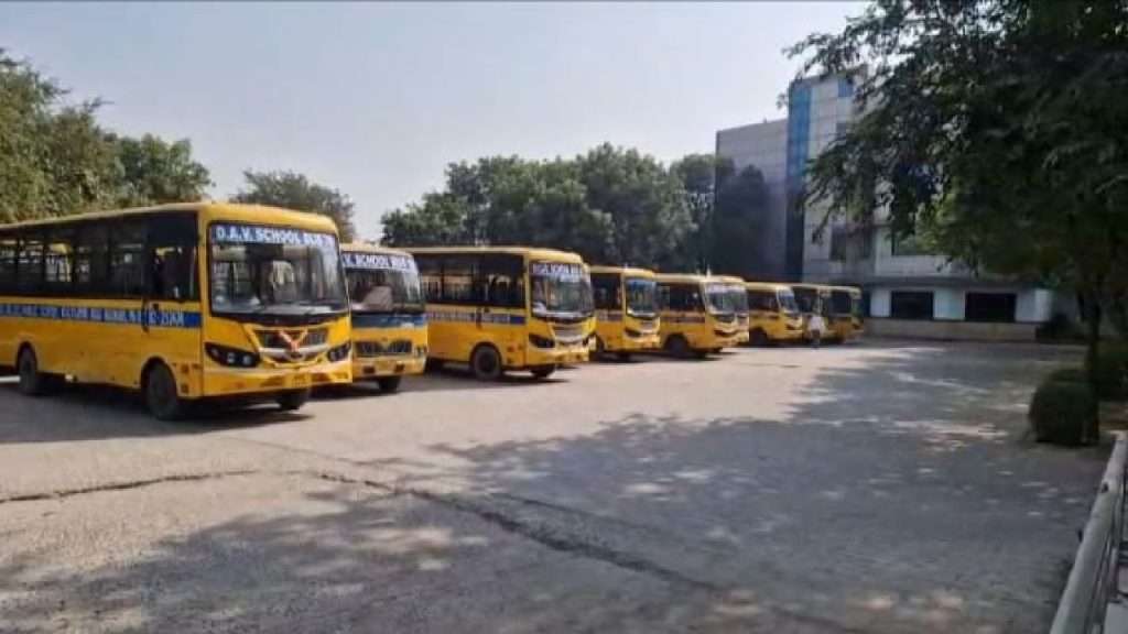 Summer Express - नारनौल में हथियारबंद बदमाशों ने रोकी स्कूल बस, फैली दहशत