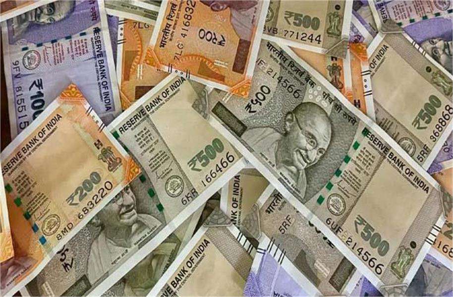 Summer Express - RBI के नकदी ऐलान से रुपये को मजबूती, डॉलर के मुकाबले 12 पैसे चढ़ा