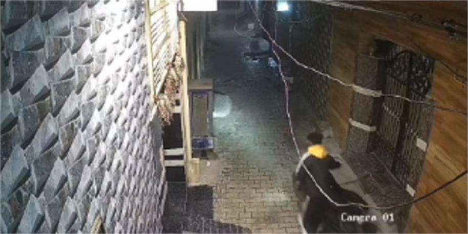 Summer Express - बेखौफ चोरों का आतंक, घर के बाहर मोटरसाइकिल चोरी, CCTV में कैद