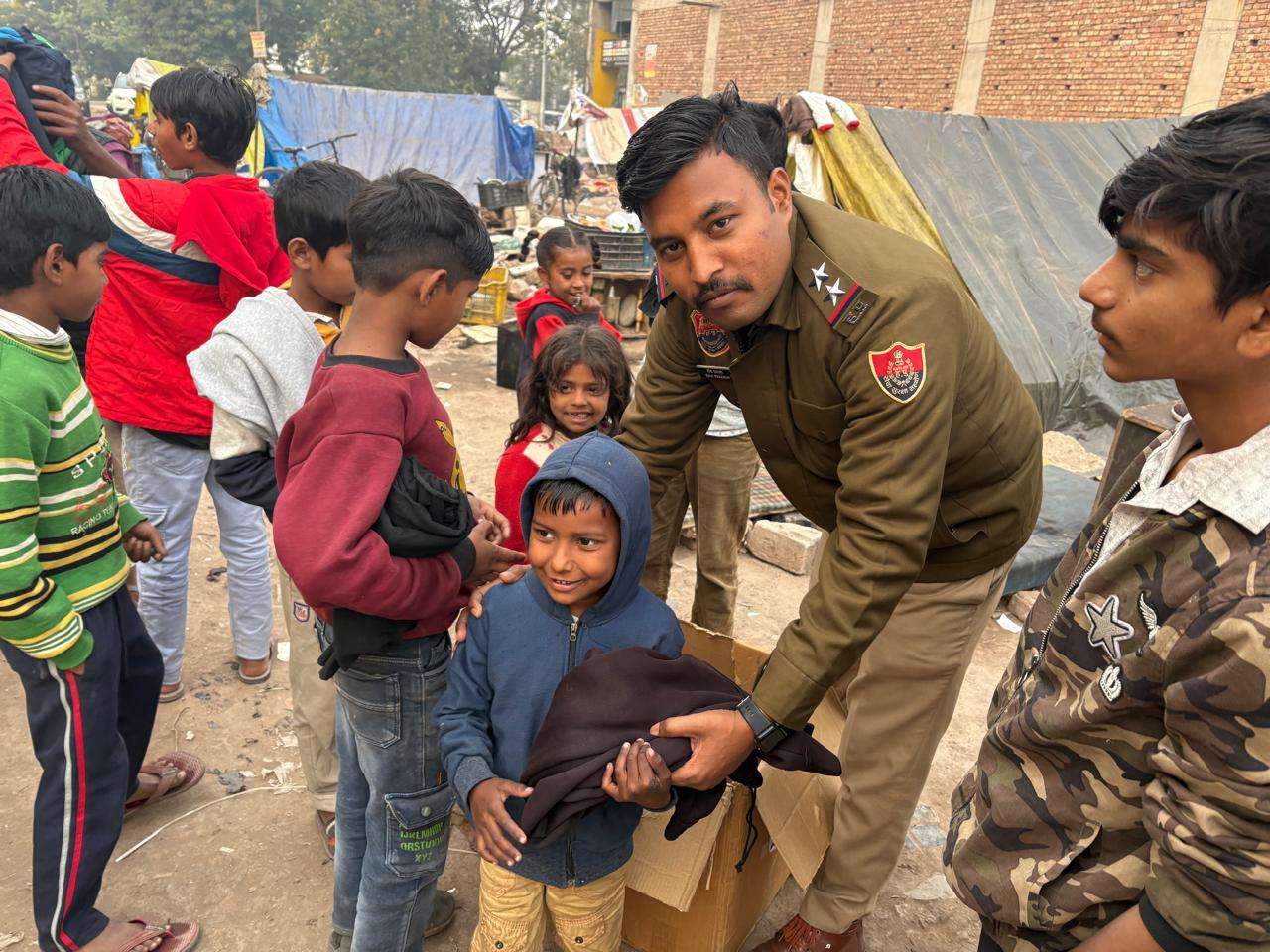 Summer Express - कड़ाके की ठंड में पंचकूला पुलिस का मानवीय चेहरा, जरूरतमंदों को बांटे गर्म कपड़े: डीसीपी सृष्टि गुप्ता