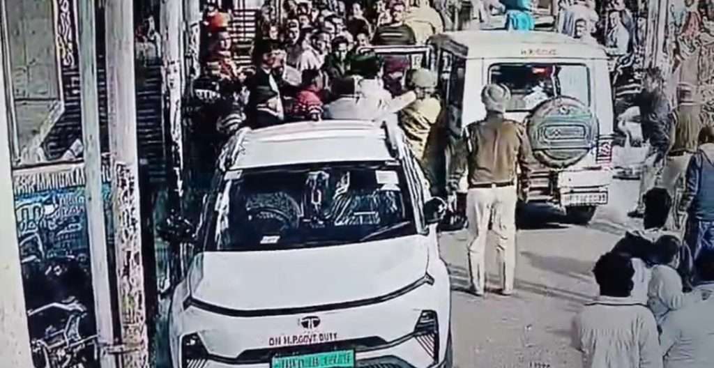 Summer Express - चिंतपूर्णी मंदिर में श्रद्धालु की जान बची: होमगार्ड इंचार्ज की त्वरित CPR से टला बड़ा हादसा