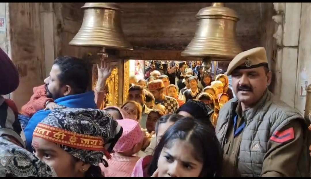 Summer Express - चिंतपूर्णी धाम में उमड़ा भक्तों का सैलाब, पुराने बस स्टैंड तक लगी कतारें, प्रबंधन की तैयारियों से सुगम रहे दर्शन