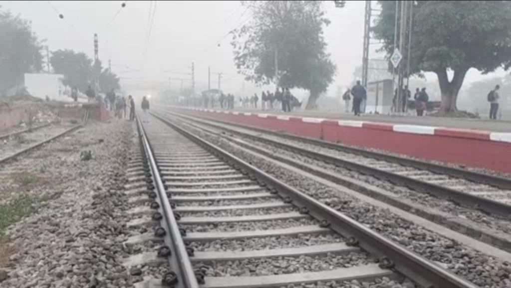 Summer Express - घने कोहरे की चपेट में अंबाला रेल मंडल, कई ट्रेनें रद्द व दर्जनों लेट, यात्रियों की बढ़ी परेशानी