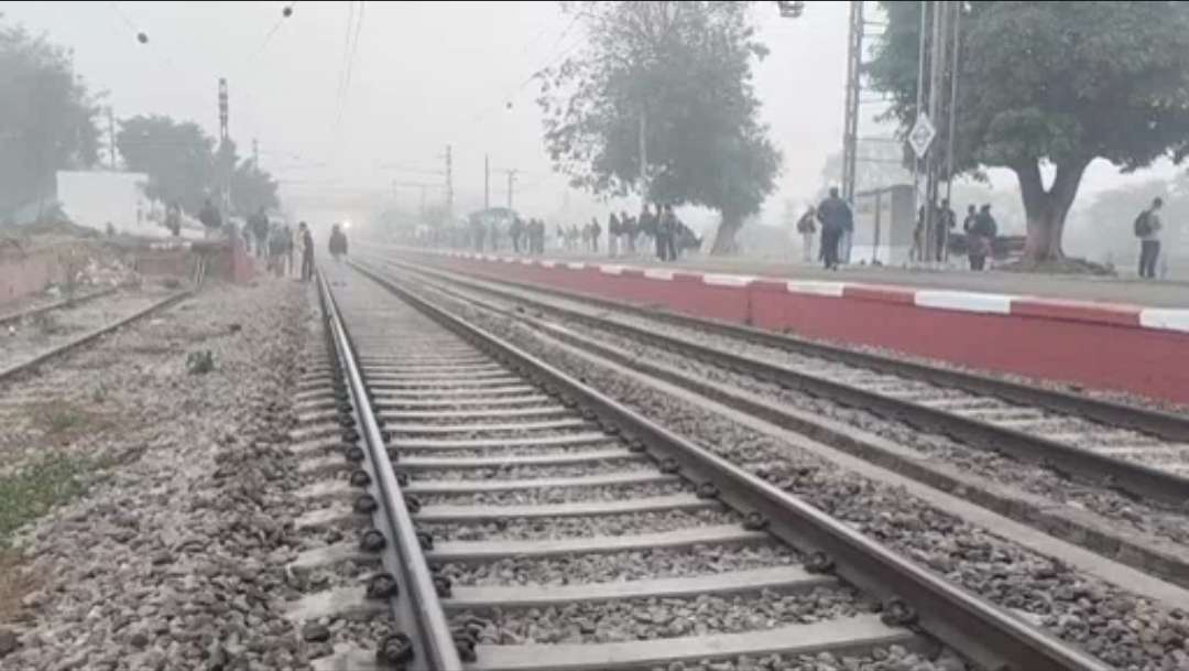 Summer Express - घने कोहरे की चपेट में अंबाला रेल मंडल, कई ट्रेनें रद्द व दर्जनों लेट, यात्रियों की बढ़ी परेशानी