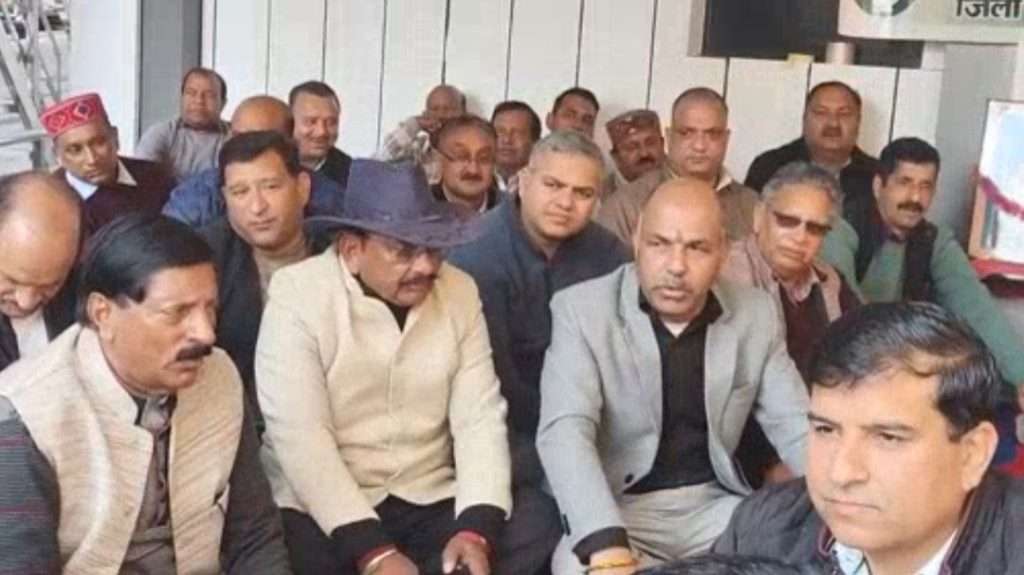 Summer Express - मनरेगा में बदलाव के विरोध में कांग्रेस का प्रदर्शन, गांधी चौक पर केंद्र सरकार के खिलाफ नारेबाजी