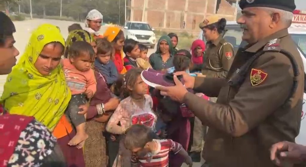 Summer Express - कड़ाके की ठंड में फरीदाबाद पुलिस की मानवीय पहल, झुग्गी-झोपड़ियों में बच्चों को बांटे जूते-चप्पल व कंबल