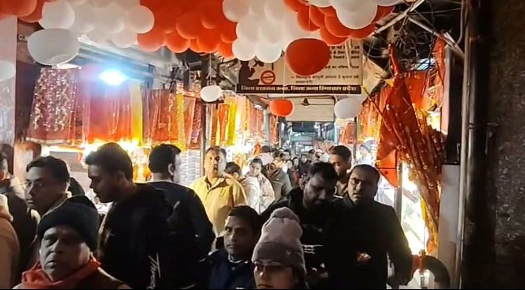 Summer Express - माता चिंतपूर्णी मंदिर में नव वर्ष की पूर्व संध्या पर भक्तों का उमड़ा सैलाब, ठंड और कोहरे के बीच भी उत्साह बरकरार