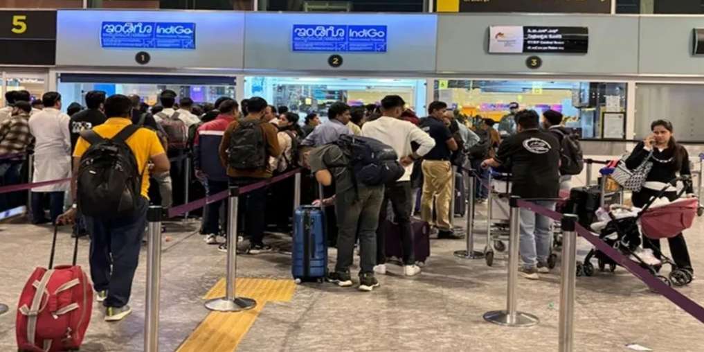 Summer Express - इंडिगो संकट: उड़ान रद्द, यात्रियों का सामान गायब, एयरपोर्ट में अफरा-तफरी