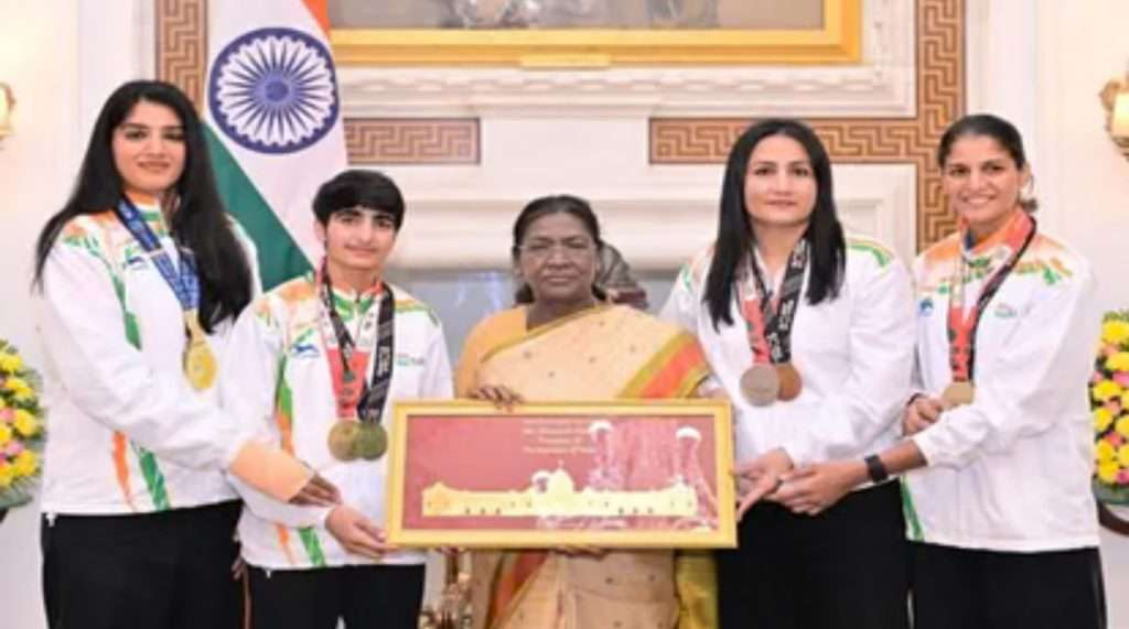 Summer Express - विश्व चैंपियनशिप विजेता हरियाणा की महिला मुक्केबाजों को मिला राष्ट्रपति सम्मान