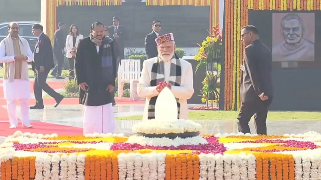 Summer Express - श्रेष्ठता आचरण से तय होती है, पीएम मोदी ने अटल जी को श्रद्धांजलि